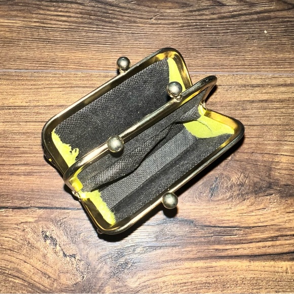 Sustainable leather embossed change purse - Picture 3 of 13